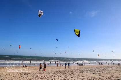 Mui Ne (provincia de Lam Dong) se está convirtiendo en un destino popular para los amantes de los deportes acuáticos. (Foto: VNA)