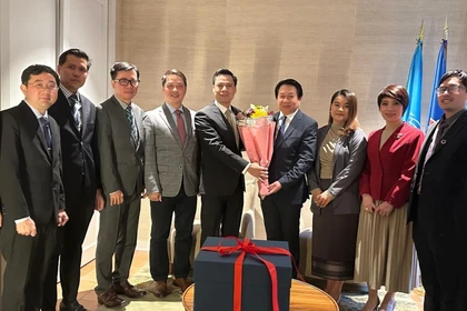 El embajador Dang Hoang Giang, jefe de la misión permanente de Vietnam ante las Naciones Unidas felicitó al Embajador de Laos, Anouparb Vongnorkeo (cuarto desde la derecha), con motivo del festival tradicional Bun Pi May de Año Nuevo. (Foto: VNA)