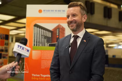 Layton Pike, miembro del Consejo Asesor del Instituto de Políticas Australia-Vietnam (AVPI) y subdirector a cargo de Relaciones Internacionales de la Universidad RMIT, en la entrevista. (Fuente: VNA)