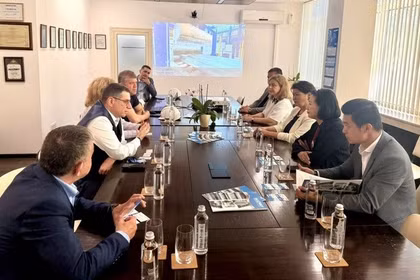 La embajadora vietnamita en Bulgaria, Nguyen Thi Minh Nguyet, trabaja con los directivos de la fábrica Alcomet. (Foto: Embajada de Vietnam en Bulgaria)