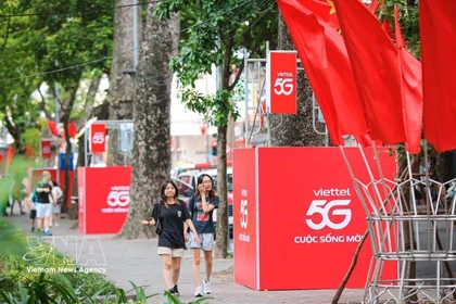 Las estaciones base 5G brillaron en color rojo alrededor del lago Hoan Kiem durante el feriado del 2 de septiembre. (Fuente: VNA)