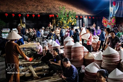 Mercado de sombreros cónicos en Hanoi preserva tradición