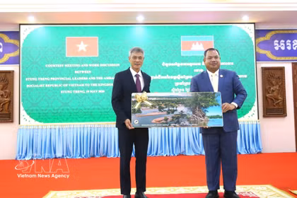 El embajador de Vietnam en Camboya, Nguyen Minh Vu, (izquierda) y el gobernador de la provincia de Stung Treng, Sor Soputra. (Fuente: VNA)