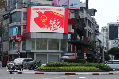 Ciudad Ho Chi Minh está adornada con banderas y flores, lista para las elecciones. (Fuente: VNA)