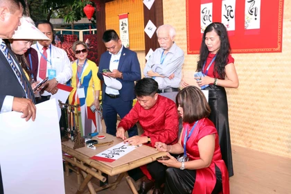 Vietnamitas en el extranjero hacen fila para pedir caligrafía. (Fuente: VNA)