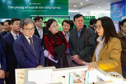 Autoridades de la ciudad de Hanoi visitan la Bolsa de Tecnología de Hanoi (HanoTEX). (Fuente: VNA)