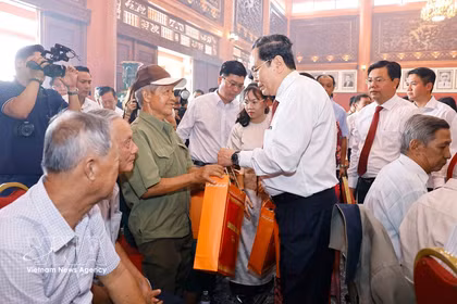 El presidente de la Asamblea Nacional, Tran Thanh Man, entrega obsequios a soldados y personas con méritos revolucionarios en la provincia de An Giang. (Foto: VNA)