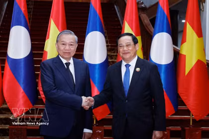 El secretario general del Partido Comunista de Vietnam, To Lam, se reúne el 1 de diciembre de 2025 con el primer ministro laosiano, Sonexay Siphandone. (Fuente: VNA)
