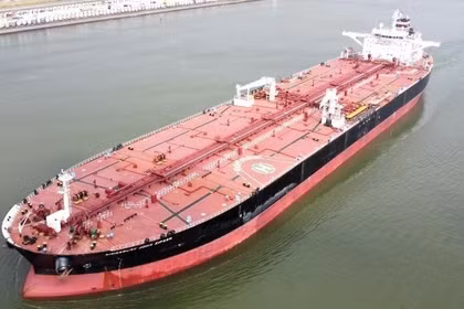 Un buque mercante de propiedad malasia transita por el estrecho de Ormuz tras obtener el salvoconducto. (Foto: Internet)
