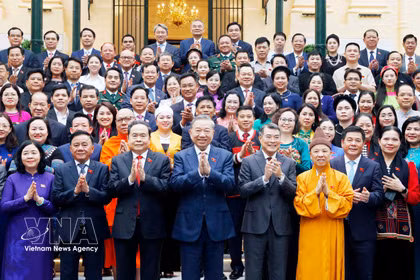 El secretario general del Partido Comunista de Vietnam y presidente de la República, To Lam, y delegados. (Fuente: VNA)