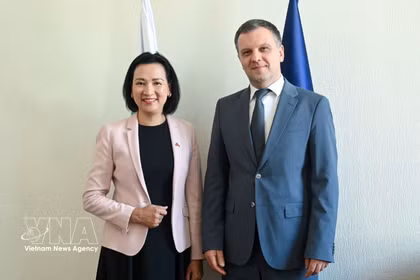 La embajadora de Vietnam en Bulgaria, Nguyen Thi Minh Nguyet, se reúne con el ministro de Justicia anfitrión, Nikolay Naydenov. (Fuente: VNA)