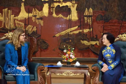 La viceprimera ministra vietnamita, Pham Thi Thanh Tra, recibe a la representante en jefa del Fondo de las Naciones Unidas para la Infancia (UNICEF) en el país, Silvia Danailov. (Fuente: VNA)