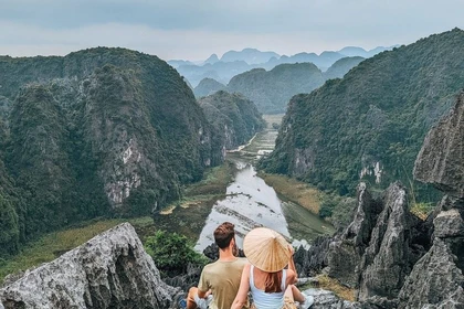Turistas internacionales en la cima de la cueva de Mua, Ninh Binh. (Foto: VNA)