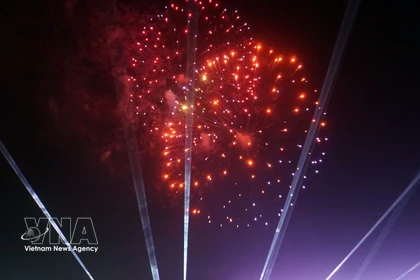 Espectáculo artístico de fuegos artificiales durante la noche de inauguración. (Fuente: VNA)