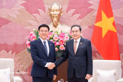 El presidente de la Asamblea Nacional vietnamita, Tran Thanh Man, (derecha) y el profesor Kim Hak-Min, director del Instituto surcoreano de Investigación Económica Kimhakmin E-roun. (Fuente: VNA)