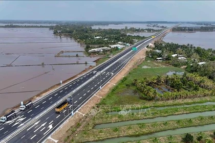 La finalización de la autopista Can Tho - Ca Mau ha acortado el tiempo de viaje de Can Tho a Ca Mau a solo 1 hora y 30 minutos. (Foto: VNA)