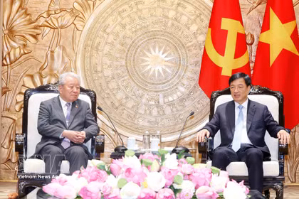 El miembro del Buró Político y secretario del Comité Central del Partido Comunista de Vietnam (PCV) y jefe de su Comisión de Organización, Nguyen Duy Ngoc, recibe a Tanaka Akihiko, presidente de la Agencia Japonesa de Cooperación Internacional (JICA). (Fuente: VNA)