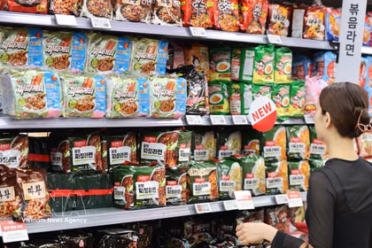 Los clientes eligen comprar fideos instantáneos en una tienda en Seúl, Corea del Sur. (Foto: YONHAP/VNA)