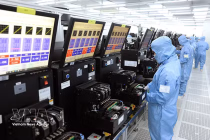 Línea de producción de módulos de cámara y componentes electrónicos para exportación en la fábrica MCNEX VINA (100% de propiedad surcoreana), en la provincia de Ninh Binh. (Foto: VNA)