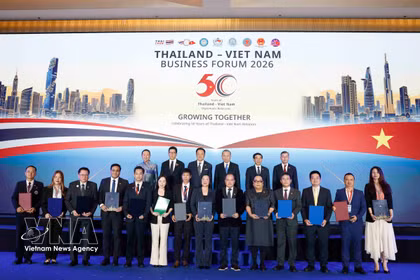 El secretario general del Partido Comunista y presidente de Vietnam, To Lam, el primer ministro de Tailandia, Anutin Charnvirakul, y delegados en el evento. (Fuente: VNA)