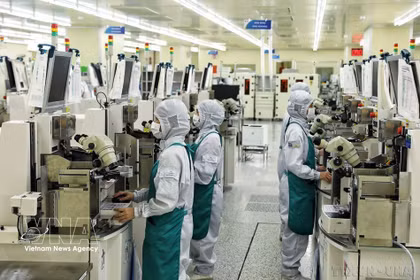La moderna línea de producción de la empresa Hana Micron Vina Co., Ltd. -una empresa con inversión 100 % surcoreana- en el Parque Industrial Van Trung, en la provincia de Bac Ninh (Fuente: VNA)