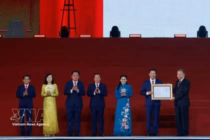 El secretario general del Partido Comunista y presidente de Vietnam, To Lam, entrega la Resolución de la Asamblea Nacional sobre la creación de la ciudad. (Fuente: VNA)