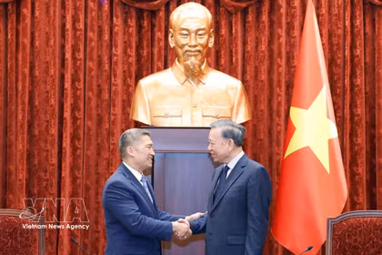 El secretario general del Partido Comunista de Vietnam y presidente de la República, To Lam, (derecha) recibe al secretario interino de la Marina de Estados Unidos, Hung Cao. (Fuente: VNA)
