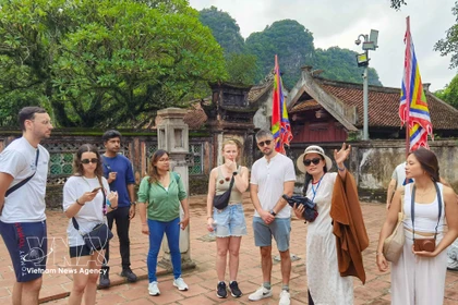 Turistas internacionales en el sitio histórico de los templos del rey Dinh y el rey Le en la antigua capital de Hoa Lu (Ninh Binh). (Fuente: VNA)
