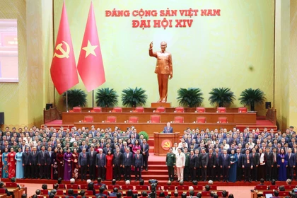 El Comité Central del Partido Comunista de Vietnam, XIV mandato, se presenta en el Congreso. (Foto: VNA)