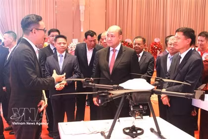 El viceprimer ministro y ministro de Función Pública de Camboya, Hun Many (en el centro), en el evento. (Foto: VNA)