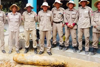El personal de PeaceTrees Vietnam traslada la bomba de forma segura al lugar de detonación designado. (Foto: nhandan.vn)