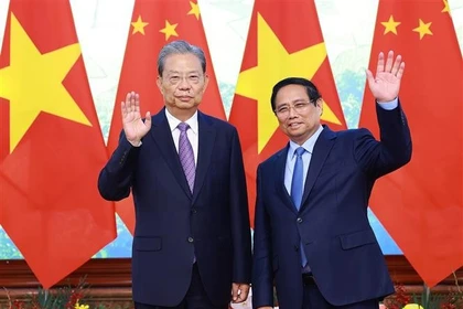 El primer ministro de Vietnam, Pham Minh Chinh, y el miembro del Comité Permanente del Buró Político y presidente del Comité Permanente de la Asamblea Popular Nacional de China, Zhao Leji. (Fuente: VNA)