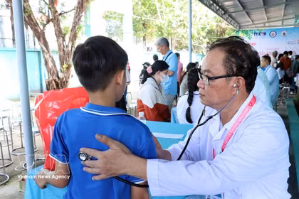Médicos realizan exámenes de salud a niños en la comuna de Tru Van Tho, Ciudad Ho Chi Minh. (Fuente: VNA)