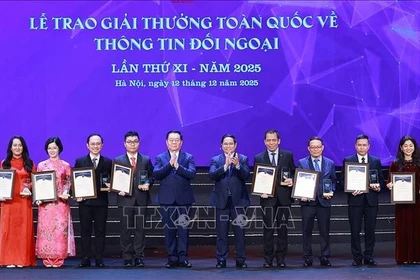 El primer ministro Pham Minh Chinh entrega el premio A a los autores galardonados. (Fuente: VNA)