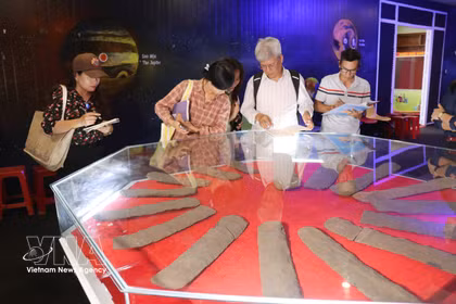 Un equipo de expertos de la Red Mundial de Geoparques de la UNESCO en Vietnam realiza un estudio en la Casa de Exposiciones Am Thanh (barrio de Bac Gia Nghia, provincia de Lam Dong). (Foto: VNA)