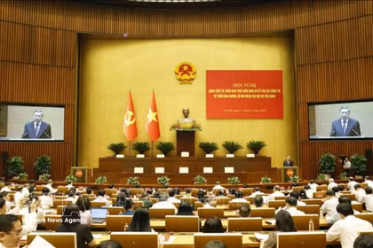 El secretario general del Partido Comunista y presidente de Vietnam,To Lam, pronuncia un discurso en la Conferencia sobre la comprensión e implementación de la Resolución No. 06-NQ/TW sobre la política exterior del XIV Congreso Nacional del Partido. (Fuente: VNA)
