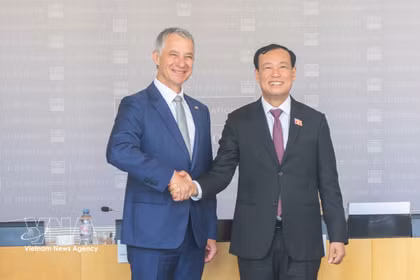 El presidente de la Comisión de Defensa Nacional y Fuerzas Armadas de la Asamblea Nacional (Cámara baja) de Francia, Jean-Michel Jacques, y el titular de la Comisión de Defensa Nacional, Seguridad y Asuntos Exteriores de la Asamblea Nacional de Vietnam, teniente general Le Tan Toi. (Fuente: VNA)