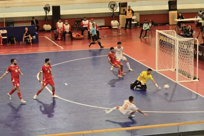 Una de las jugadas en el partido. (Fuente: VNA)