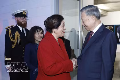 La gobernadora general de Nueva Zelanda, Dame Cindy Kiro, dio la bienvenida al secretario general del Partido Comunista y presidente de Vietnam, To Lam, para asistir a la exposición fotográfica de Fiona Pardington. (Fuente: VNA)