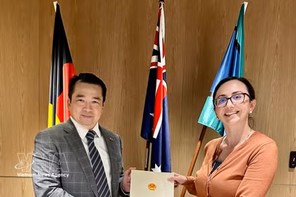 El cónsul general de Vietnam en Perth, Pham Hai Anh, y Pamela Currie, directora de la Oficina de Australia Occidental del Departamento de Asuntos Exteriores y Comercio de Australia. (Fuente: VNA)