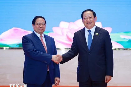 El primer ministro vietnamita, Pham Minh Chinh, y su homólogo laosiano, Sonexay Siphandone. (Fuente: VNA)