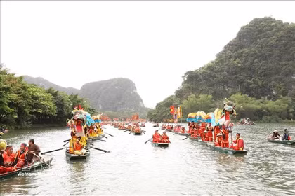 La procesión del dragón en el río se organiza conforme a rituales tradicionales. (Fuente: VNA)
