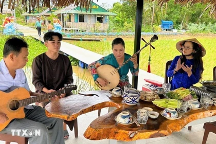 Presentan el Don ca tai tu en el sitio de ecoturismo agrícola Canh Dong Cau Ba. (Fuente: VNA)