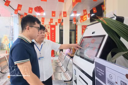 Funcionarios del Centro de Servicios Públicos de la comuna de Chi Lang, provincia de Lang Son, orientan a los residentes sobre el uso de los quioscos de servicios públicos con inteligencia artificial. (Fuente: VNA)