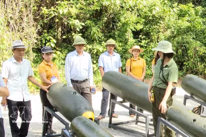 Turistas visitan el área de exhibición de diferentes tipos de carcasas de bombas en la zona ecoturística “Legendaria ruta Truong Son - Cueva de Mando”. (Fuente: VNA)
