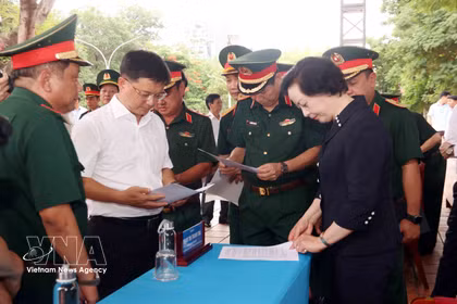 La viceprimera ministra de Vietnam, Pham Thi Thanh Tra, inspecciona los preparativos para una ceremonia de lanzamiento de las labores de búsqueda y recuperación de restos de combatientes caídos. (Fuente: VNA)