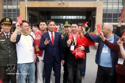 Vu Van Dien, vicepresidente permanente del Comité Popular de Quang Ninh, saluda a los turistas. (Fuente: VNA)