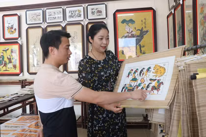 Visitantes observan pinturas populares de Dong Ho. (Fuente: VNA)