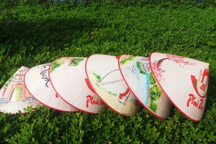 Los sombreros cónicos de Sai Nga se han convertido en un producto turístico, un regalo único para los viajeros que visitan la aldea artesanal. (Foto: langngheviet.com.vn)