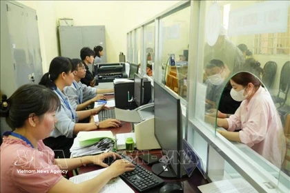 Los funcionarios y empleados públicos de la comuna de Thai My (Ciudad Ho Chi Minh) procesan documentos administrativos para ciudadanos. (Fuente: VNA)